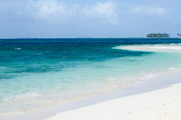 White sand beach and turquoise waters in Guna Yala Island