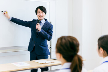 会議室・会社・病院で医者・医療従事者に説明する営業・ビジネスマン（MR・製薬会社・）