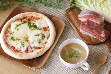 バジルのピザとカップスープ