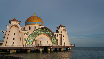 Fototapeta na wymiar 馬六甲海峡清真寺（Masjid Selat Melaka）: このモスクは、マレーシアのマラッカ市にある印象的なイスラム教の礼拝所です。その名前「Selat Melaka」は、このモスクがマラッカ海峡に面して建っていることに由来しています。モスクは海峡の水面に建てられており、その景観は美しいです。