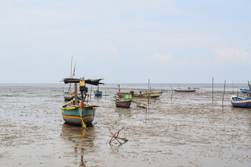 Obraz premium Fishing boat on the beach with blue sky background in Indonesia