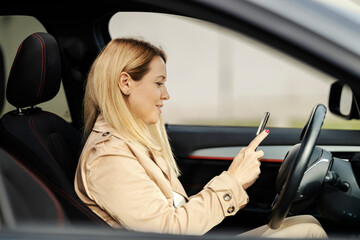 Fototapeta na wymiar Profile of a happy woman in traffic using a phone.