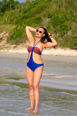 Obraz premium Woman shape big pretty with swimsuit at beach