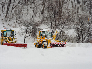 大雪の中の除雪車両