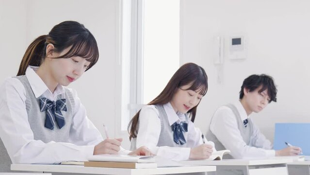 教室で授業を受ける学生