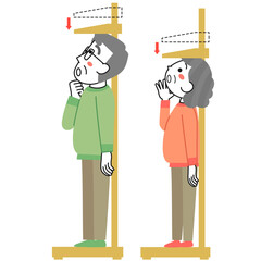 加齢のために身長が減少したシニア女性とシニア男性