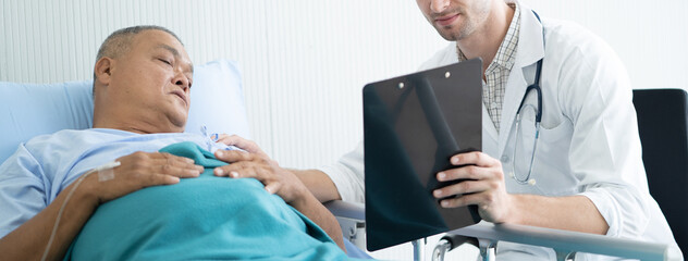 Obraz premium Doctor talking to patient about medical treatment after surgery.