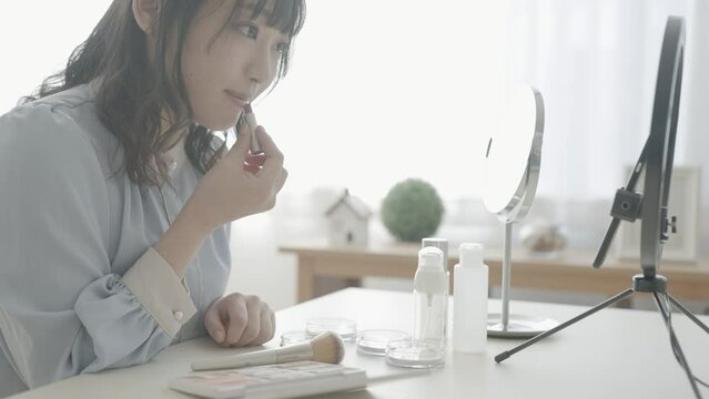 メイク動画の配信をする女性