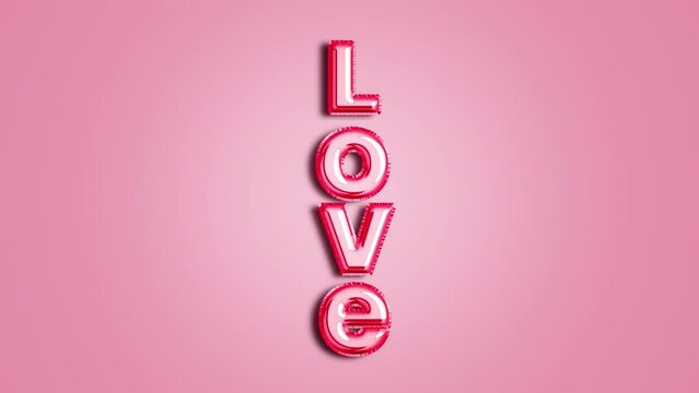 Letra love de globo de aluminio vertical en fondo rosa. 