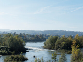 Fototapeta na wymiar Rheinfelden (Baden). Umgehung des alten Rheins. Naturschutzgebiet zwischen Wasserkraftwerk und Altstadt von Rheinfelden (Aargau)