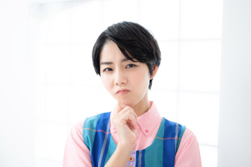 悩んで考える保育士さん