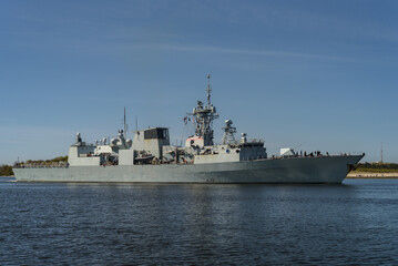 WARSHIP - A Canadian frigate is sailing from port to sea © Wojciech Wrzesień