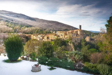 Papier Peint photo autocollant Tour de Pise Snow in Tuscany, Sasso Pisano village, winter panorama. Pisa, Italy