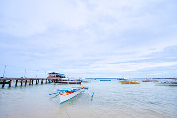 Obraz premium Beach with traditional fishing boats, Philippines.