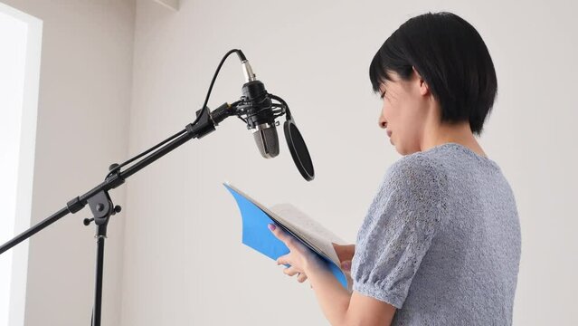 アフレコをする声優の女性