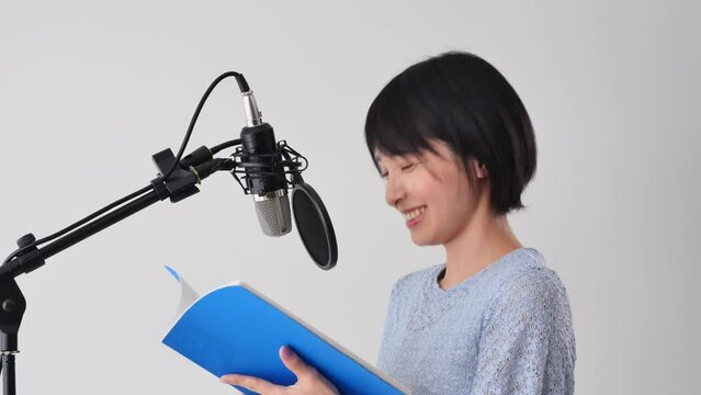 アフレコをする声優の女性