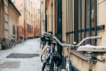 Fototapeta na wymiar Vintage bicycle leaning against the wall on a street with blur background