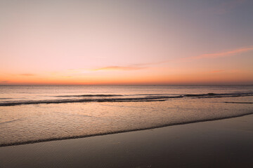 Obraz premium Calm sea with sunset sky with cloud.