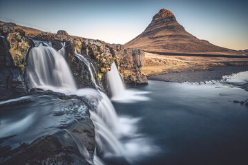 Kirkjufell sulla penisola di Snæfellsnes, la montagna più famosa dell'isola decorata con le sue bellissime cascate.