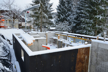 Wenn es Frost gibt oder schneit, wird die Baustelle eines Einfamilienhaus-Neubaus vorübergehend eingestellt