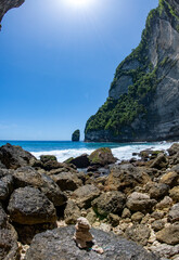 Fototapeta premium Tembeling Beach and Natural swimming pool in amazing Nusa Penida island near Bali, Indonesia.