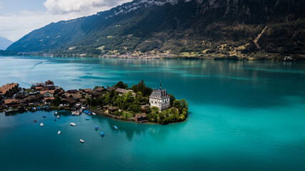 Interlaken, Suisse, prise de vue au drone d'une maison au milieu d'un lac