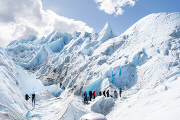 Fototapeta na wymiar Las personas van caminando y explorando el glaciar Perito Moreno en la Patagonia Argentina. 