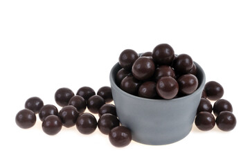 Boules de chocolat sur fond blanc