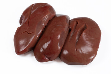 rognons de porc crus isolé sur un fond blanc