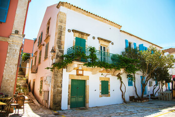 Obraz premium Beautiful atmospheric street view in the port town of Fiskardo, Kefalonia, Greece. Stunning amazing charming places. prominent tourist towns.