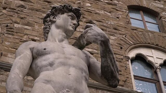 Video della Statua del David di Michelangelo in  piazza della Signoria a Firenze ripreso dal basso con movimento di camera su gimbal