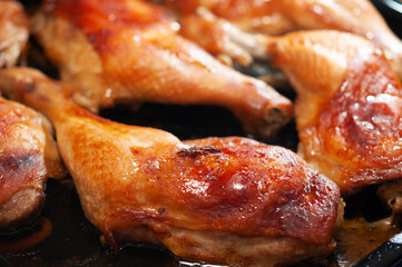 こんがりとグリルされた鶏のもも肉