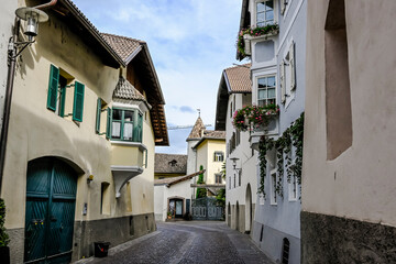 St. Pauls, Dorf, Weindorf, Kirche, Pfarrkirche, Paulser Platz, Piazza, Weinstrasse, Weinberge, Weinhandel, Weinbauer, Wanderweg, Herbst, Südtirol, Italien