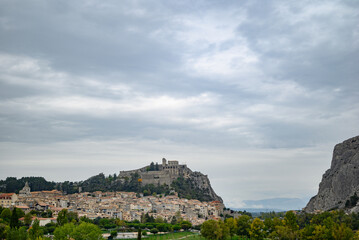 Fototapeta na wymiar view on Sisteron, France