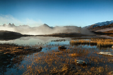 Lever du soleil au Lac Guichard , Paysage du Massif des Grandes Rousses à l' automne , Savoie  , Alpes France.