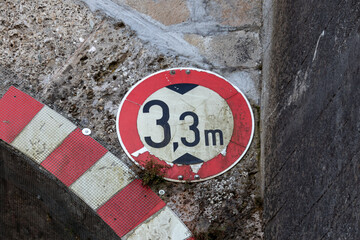 Verkehrszeichen kennzeichnet maximale Höhe von 3,3 m