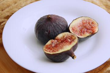fresh figs a wooden table