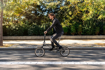 Naklejka premium Man Riding Bike in Street