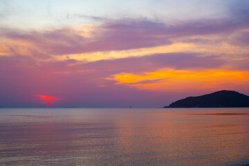 Naklejka premium Beautiful lilac sunset over the sea. Sea sky landscape