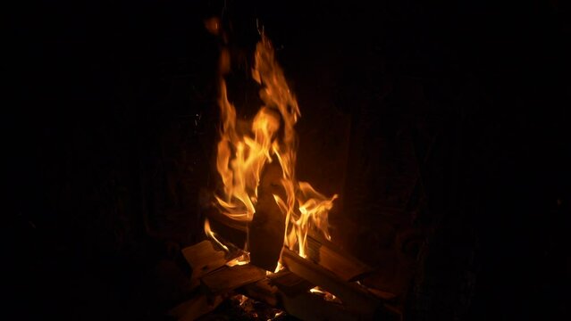 Feu de bois dans une chemin&eacute;e