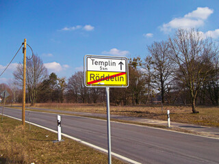 Ortsausgangsschild mit der Aufschrift, Templin 5 km, Röddelin