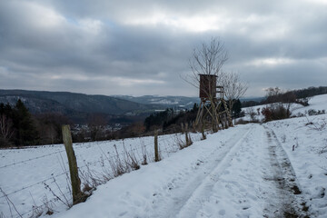 Verschneite Straße in der Eifel