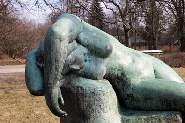 Fototapeta na wymiar statue of a naked woman in park ujazdowski, warsaw, poland
