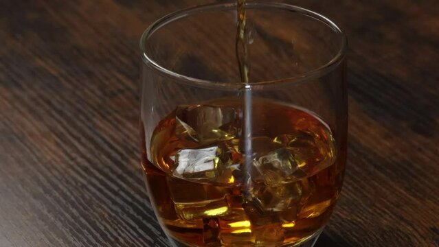 whisky servi dans un verre avec des gla&ccedil;ons sur une table	
