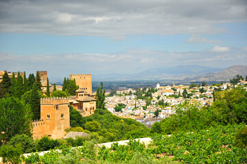 Fototapeta na wymiar Vista de la Alhambra y el Albaicín de la ciudad de Granada desde los jardines del Generalife, Andalucía, España. Patrimonio de la Humanidad por la Unesco