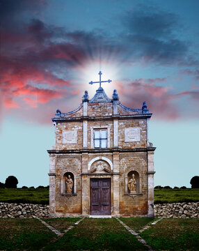 Eingang zur Kirche San Pietro in Selci in der N&auml;he der Medici-Festung in Volterra, Toskana, Italien