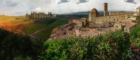 Blick auf alte Grate und Pappelgassen in Volterra, Toskana, Italien. Panoramablick rund um...
