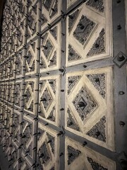 Hermosa vista de la puerta De la Iglesia en Salamanca España