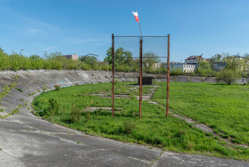OSIR Stadion Orzeł , dawny opuszczony tor kolarski Józefa Piłsudskiego na Pradze Południe. - obrazy, fototapety, plakaty