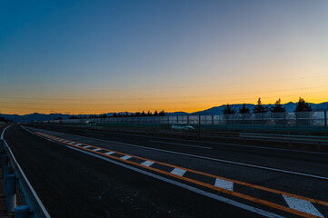 Fototapeta na wymiar 夕暮れ時の高速道路からの風景